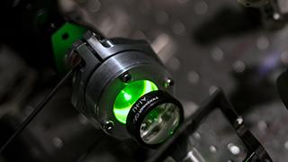 用绿色光学激光器进行实验的特写图像.