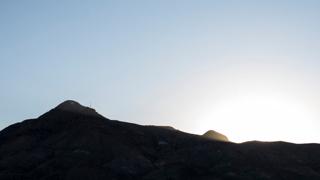 日落时M山的图像